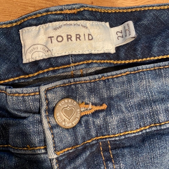 Torrid Sz 22 denim shorts NWOT plus size - Picture 3 of 6